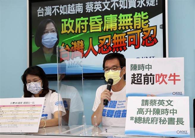 台湾疫情死亡率高居不下，国民党立院党团总召费鸿泰（右）、书记长郑丽文（左）15日举行记者会，痛批台湾防疫连越南都不如，蔡英文总统也比不上艺人贾永婕。（刘宗龙摄）
