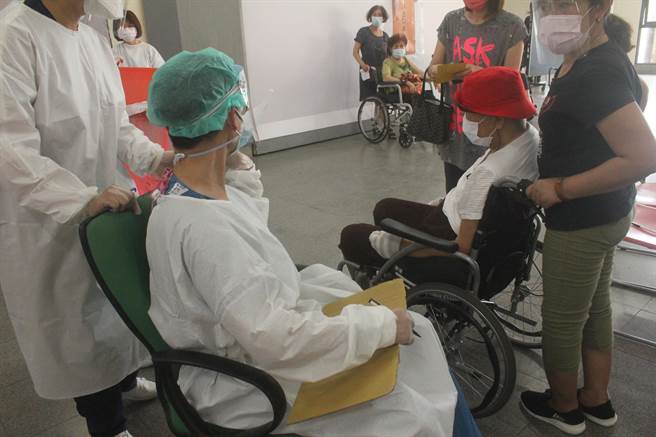 高龄接种15日正式上路，桃园阳明高中接种站採长辈不动医护人员动的宇美町式打法，并简化行政流程纾解人潮拥挤现象。（萧灵玺摄）