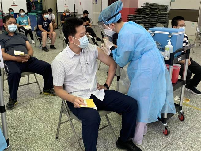 新城警分局長林明鋒一早帶著76名員警到北埔國小接種疫苗。（新城警分局提供／羅亦晽花蓮傳真）