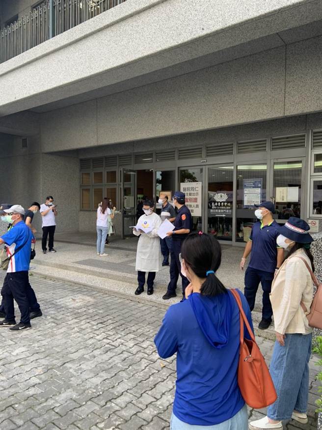 花蓮轄內的專業警察機關，陸續在15及18日接種前往醫院接種。（羅亦晽攝）