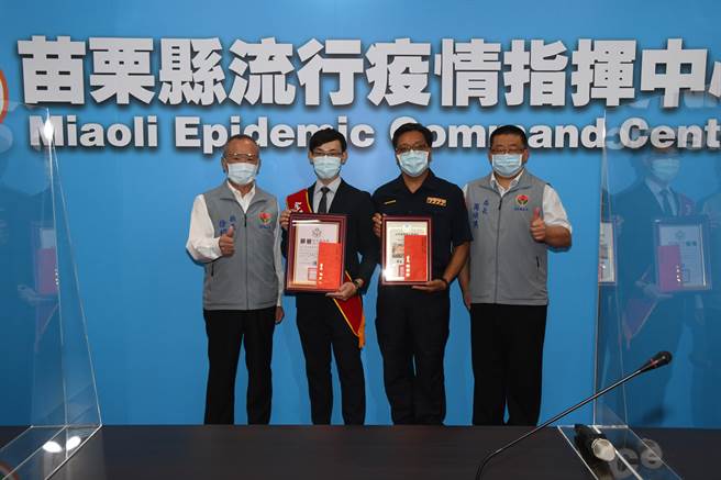 苗栗县县长徐耀昌为感谢警察同仁的辛劳及激励工作士气，表扬刑警大队侦查佐邱新甫获选全国模范警察与交通队小队长黄锦涌当选本县模范警察。(宋原彰翻摄)