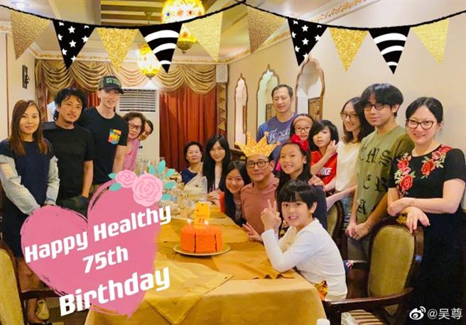 吳尊一家被讚顏值超高。(圖／翻攝自微博)