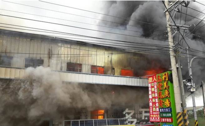 中市神岡區一家廣告公司工廠今午發生大火，因廠內放置易燃物，2層廠房一下子全被燒光。(圖／翻攝自畫面) 