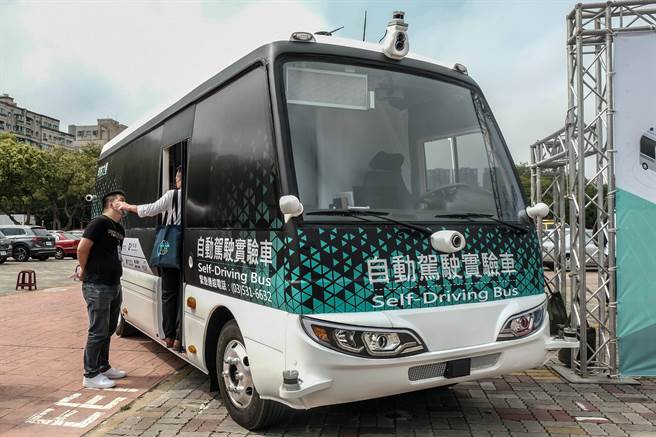 新竹高鐵自駕巴士原定15日起進入日間測試，因疫情讓竹北市道路車流量減少6成，決定延後辦理。（羅浚濱攝）