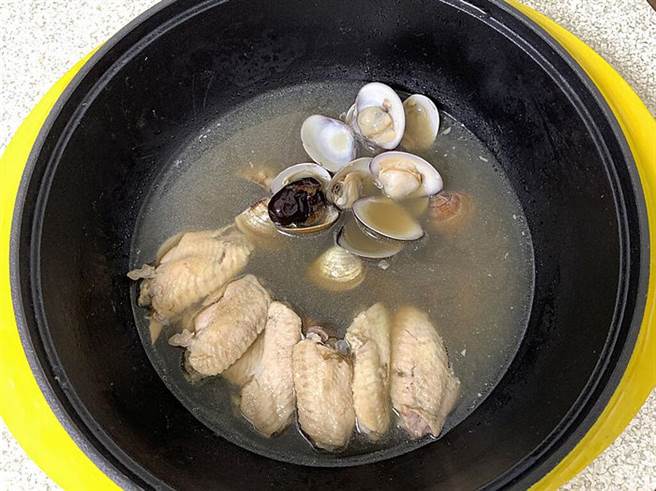 文蛤鸡汤(图片：新北市政府渔业及渔港事业管理处提供)