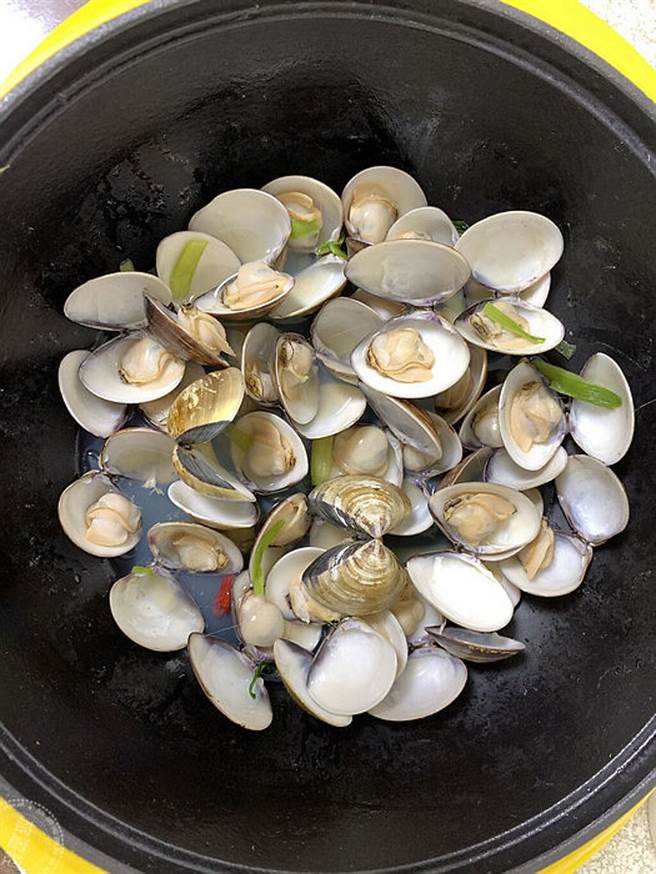 清蒸酒香文蛤(图片：新北市政府渔业及渔港事业管理处提供)