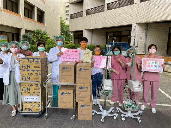 侯昌明和曾雅蘭送口罩、補充飲料和2台HFNC到忠孝醫院。（摘自臉書）