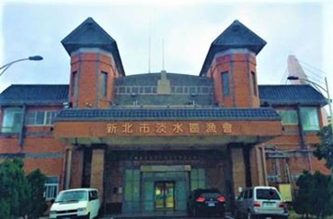 新北市淡水区渔会理事长郑康忠12日于台北港旁、八里下罟子渔港现勘联外道路规画时，疑因遭红火蚁咬伤，郑康忠返家后出现休克反应，经送医急救后仍宣告不治。（摘自渔业处官网）