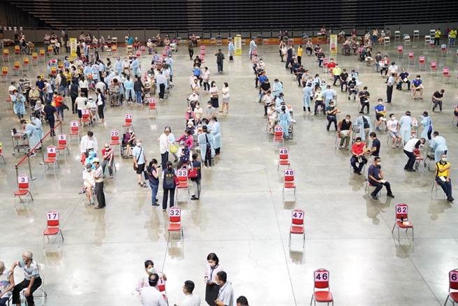 高雄巨蛋体育馆长者疫苗施打动线安排不当造成群聚，陈其迈致歉。（高市新闻局提供／袁庭尧高雄传真）