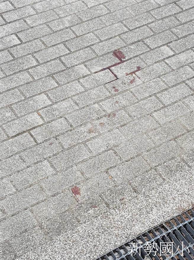 黃敬平稱，自己到新勢國小接種現場，有位年長者在排隊時不慎因為高低差跌落地面受傷，地面還殘留血跡，雖然很快就以救護車後送。（圖片摘自黃敬平臉書）