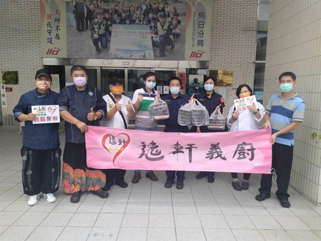 為感謝基層員警投入防疫工作的辛勞，逸軒義廚團特別製作愛心便當慰勞員警。(林欣儀攝)