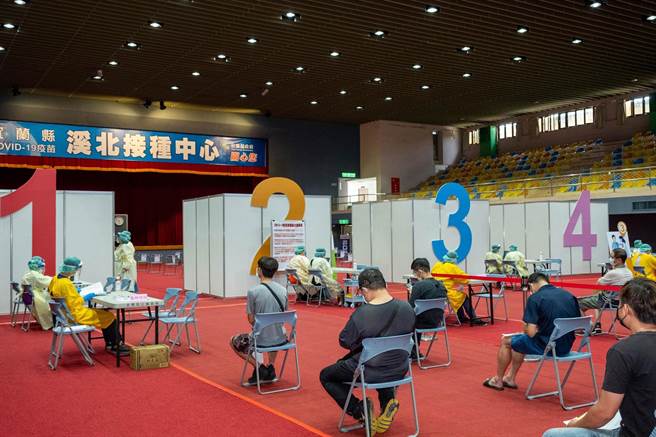 宜蘭縣政府今天安排長照機構的工作人員及住民、第一至第三類尚未接種民眾施打疫苗，明起為88歲以上長者提供疫苗接種服務。（宜蘭縣政府提供／李忠一宜蘭傳真）