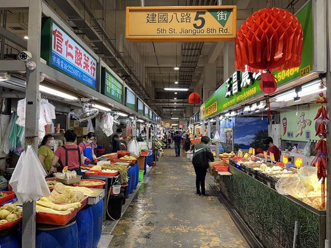 台中市经发局自今年1月起，启动公有市场摊商纾困计画，提出使用费折扣措施。（台中市府提供／卢金足台中传真）