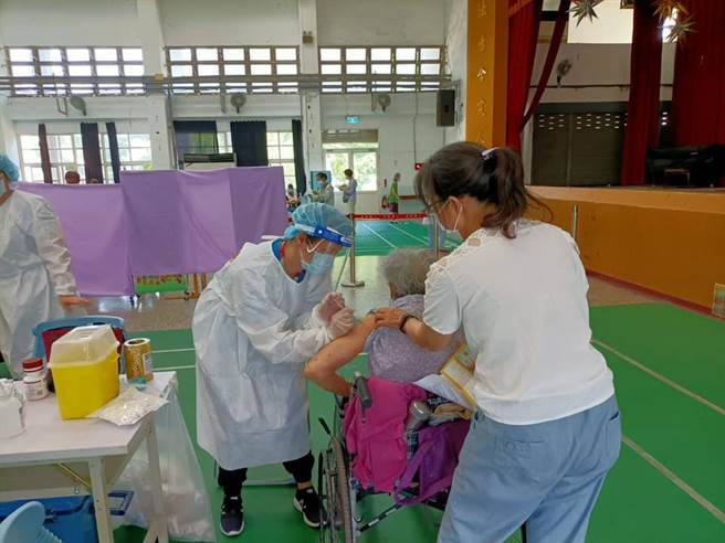 桃园市长者接种疫苗，自强国中有91岁老翁接种后发生不适休克送医（图非当事人）。吕筱蝉摄。