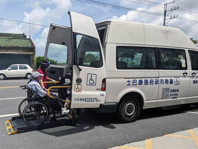 台南市政府社会局復康巴士在全市各区公所驻点，提供高龄长者施打疫苗接送服务。（社会局提供／洪荣志台南传真）