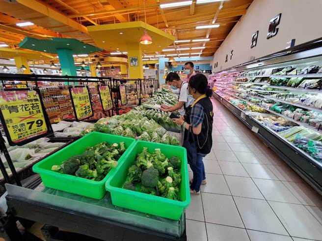 宜兰县有民眾为避免群聚，改去连锁超市採买，但发现菜价涨2至3倍，县府消保官前往了解，认为无哄抬物价的情形。（宜兰县政府提供／李忠一宜兰传真）