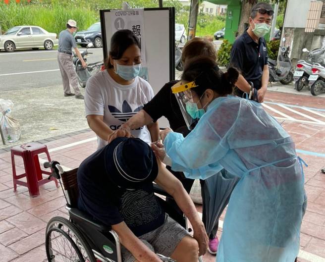 南化區長輩疫苗開打，上午已有60位長輩完成施打。（南化區公所提供／劉秀芬台南傳真）