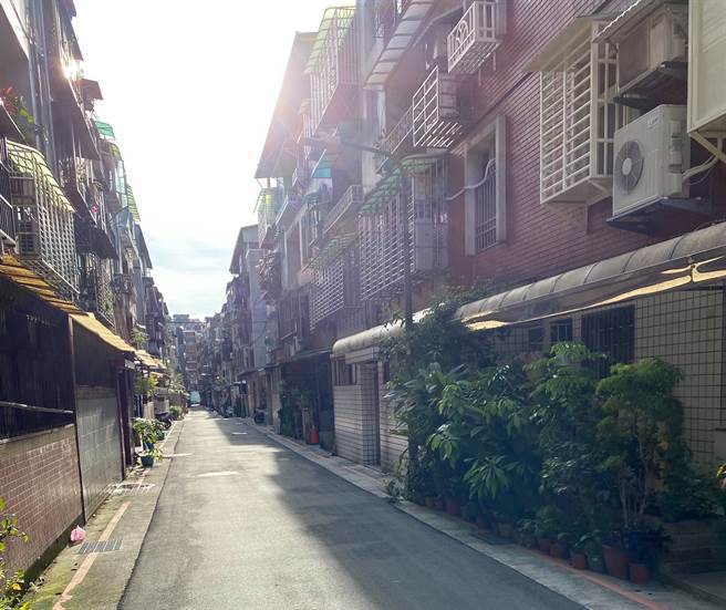 患有慢性病的62歲胡姓婦人，今（15）日下午被人發現陳屍屋內，現由衛生所醫師進行新冠肺炎篩檢。（圖／民眾提供）