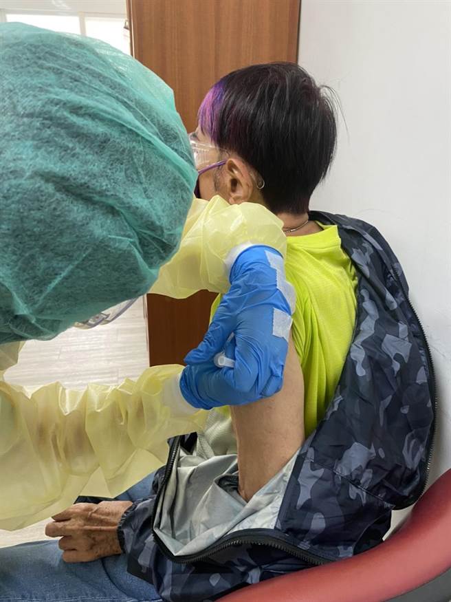 林冲今早去施打疫苗。（林冲经纪人Kevin wu提供）