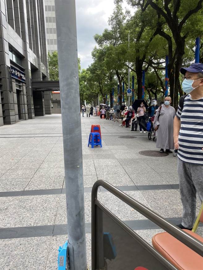 现场大排长龙。（林冲经纪人Kevin wu提供）