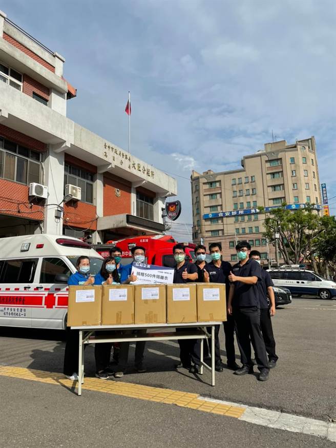 弘裕企业捐赠「隔离衣」，感谢第1线防疫人员的辛劳。（图/弘裕企提供）
