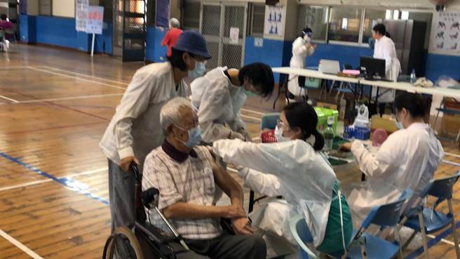 台中市15日在全市64处快打站为85岁长者施打新冠疫苗。（冯惠宜摄）