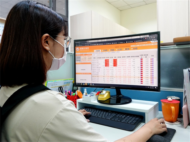 中正大學與統一證券首次辦理的「全國校園盃菁英投資競賽」，全台共有78所大專院校、近1100名學生上線參賽，學生利用模擬真實股票市場的網路平台，實際體驗操作股權。（圖/中正大學提供）