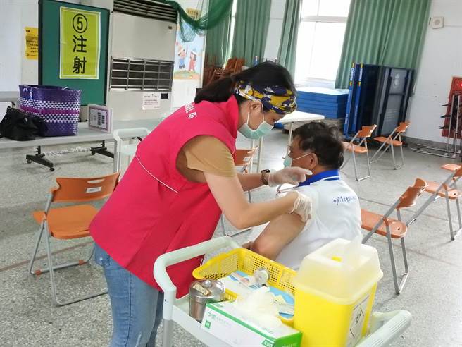 长辈疫苗开打前夕，却因预约电话打不通引发民怨。（南投县政府提供／廖志晃南投传真）