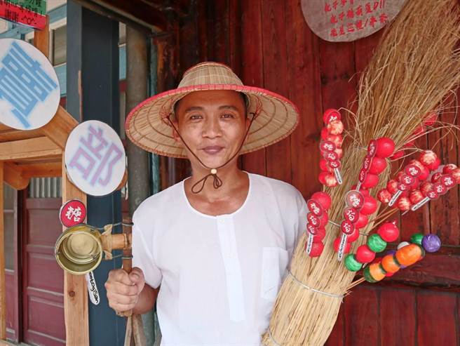 45岁来自南投的许杨格森，有17年制糖经验，因擅长制作糖葱、麦芽糖、糖葫芦等传统零嘴，大家都称他「糖伯伯」。（张毓翎摄）