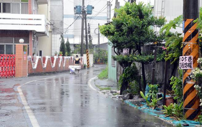 屏東市復興南路一段505巷傳出地主透過訴訟要回土地所有權，一旦封路確定，將影響30餘戶通行。（林和生攝）