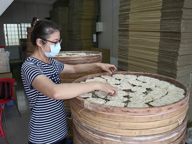 天气阴晴不定及物流塞车，台南市后壁区日晒麵业者反应，最近出货比较吃紧。（张毓翎摄）