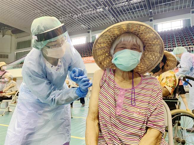 一位網友表示，家中高齡96歲的奶奶因擔心疫苗副作用，想要放棄接種，令家人感到擔心。圖為嘉義市15日為83歲以上長者接種疫苗。（資料照／呂妍庭攝）