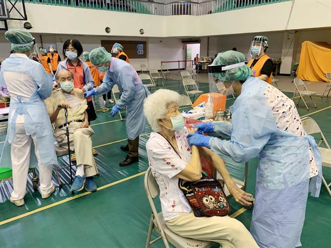 嘉义市15日起为83岁以上长者接种疫苗，採用宇美＋1「医护动长辈不动」施打方式，让流程快速进行