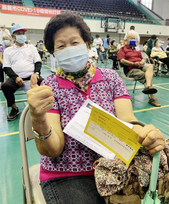 嘉义市15日起为83岁以上长者接种疫苗，採用宇美＋1「医护动长辈不动」施打方式，让流程快速进行，获得不少长辈好评。（吕妍庭摄）