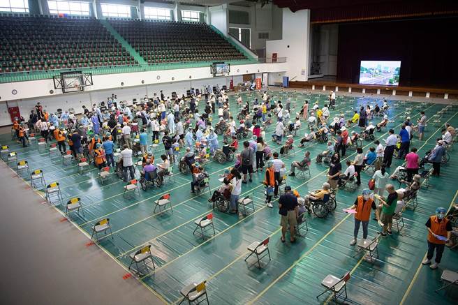 指挥中心昨天定调要用剂次人口比来取代第一剂疫苗施打率的统计，遭专家质疑全世界没人这样算。图为嘉义市长者接种疫苗。（吕妍庭摄）