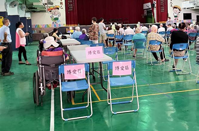 台中市15日起開放85歲以上長輩，施打AZ新冠肺炎疫苗，其中塗城國小快打站，設置博愛區，椅子中間擺上長桌，讓長輩坐椅子外，手可扶著桌子。（塗城國小提供／黃國峰台中傳真）