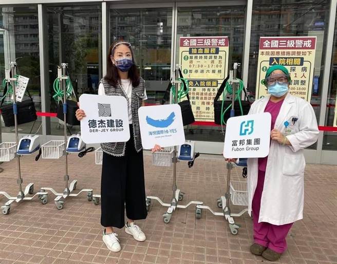 賈永婕日前親送HFNC到亞東醫院，聽取台灣抗疫第一女戰神張厚台醫師介紹這台機器的重要性。（摘自臉書）