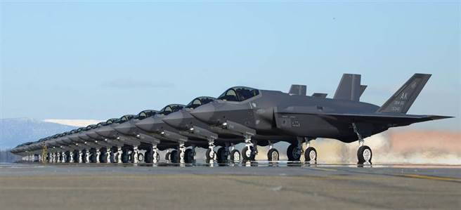 25架F-35A戰機2021年4月7日在阿拉斯加艾爾生空軍基地（Eielson Air Force Base）一字排開，準備起飛參加軍演的畫面。（美國空軍）