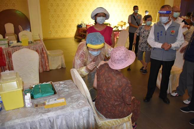 苗栗縣長徐耀昌15早上特別前去關心施打疫苗長者情況。（謝明俊攝）