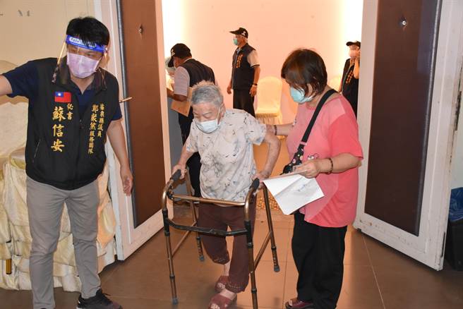 頭份市衛生所替長者施打疫苗首日情況相當熱烈，許多不良於行的長者都踴躍到場。（謝明俊攝）