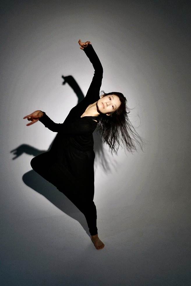 宅在家防疫，前云门舞集舞者周章佞将透过视讯，教观眾如何以身体在空间里写书法。（国家两厅院提供）