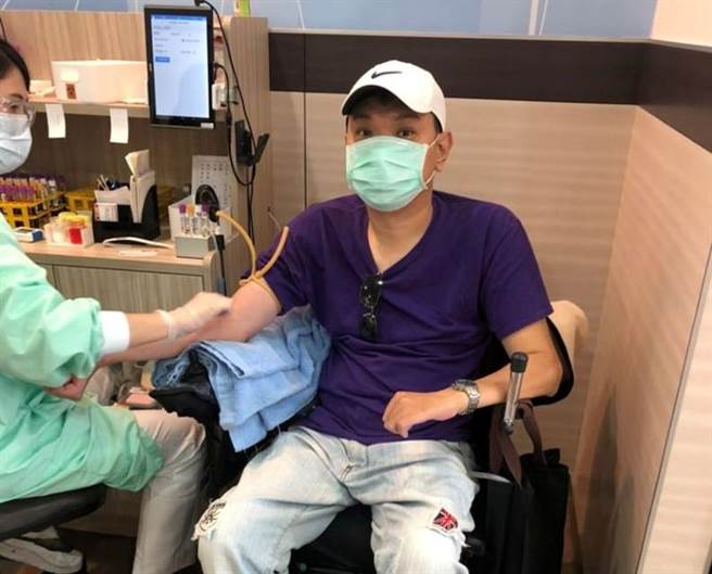 疫情影響，造成血液存量嚴重不足，台中市脊髓損傷者協會15日發起「及時行善、捐血挑戰」，鼓勵接力捐血。（台中市脊髓損傷者協會提供／盧金足台中傳真）