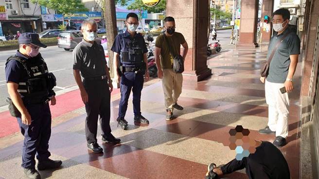 15日上午桃园武陵派出所员警巡逻发现47岁赖男形迹可疑，准备上前盘查，没想到赖男突拔枪挥舞并偷路旁机车逃逸，经警迅速掌握身分，5小时随即遭警方逮捕到案。（桃园分局提供／萧灵玺桃园传真）