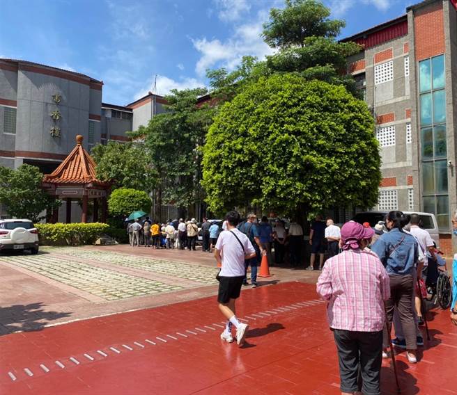 自强国中接种站15日人龙绵延看不到尽头。(吕筱蝉摄)