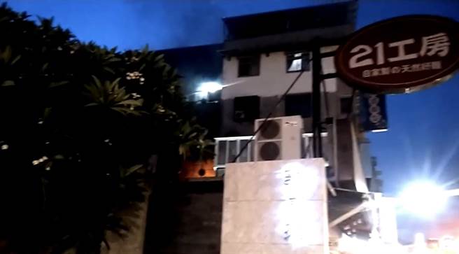 北市承德路3段一處公寓發生火警，獲救的5樓住戶懷疑是4樓住戶廚房起火，警消將後續調查釐清。（圖：民眾提供）