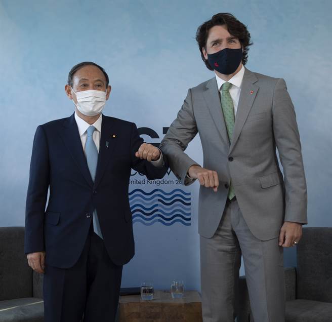 日本立憲民主黨等在野黨對內閣提出不信任案，不過遭到否決。圖為日相菅義偉在G7高峰會上與加拿大總理杜魯道會面。（圖／美聯社）