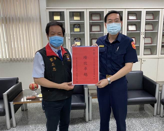 歡慶警察節，新北市三重警友辦事處致贈三重警分局警員禮物。（三重警分局提供）