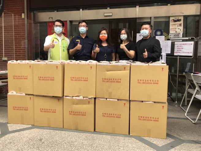 立委江永昌、新北市議員張志豪協助捐贈防疫物資、餐點給中和警分局。（中和警分局提供）