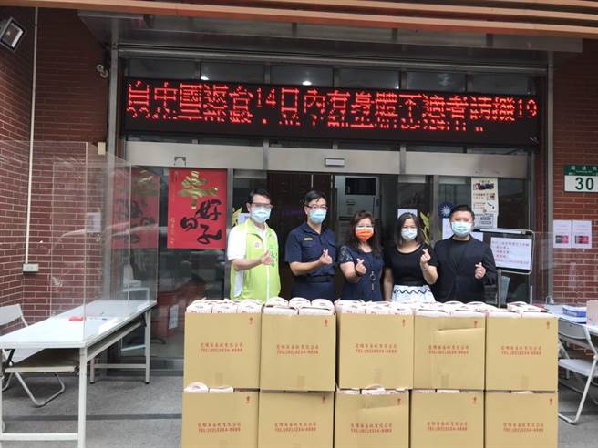 立委江永昌、新北市議員張志豪協助捐贈防疫物資、餐點給中和警分局。（中和警分局提供）