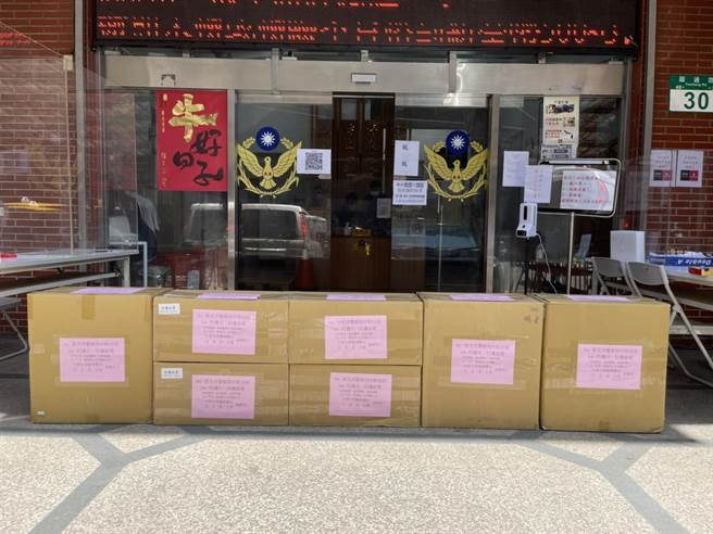 立委江永昌、新北市議員張志豪協助捐贈防疫物資、餐點給中和警分局。（中和警分局提供）